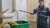 男子在管道扎出一个洞，再用软管将污水吸走