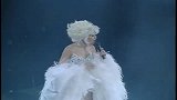 梅艳芳太敬业了，演唱会扭伤脚依然卖力表演，梅姐真是演艺圈楷模