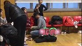 文章独自带两个女儿练舞，单膝跪地给女儿穿衣服父爱满满