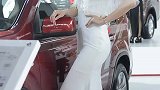 沈阳国际车展：靓丽白皙美女车模一袭白色盖脚面礼服