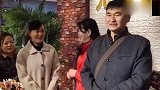 大衣哥朱之文接地气，与粉丝合影，买书，擀面饼