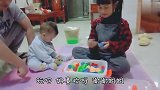 姐姐一会给弟弟穿袜子，一会给弟弟拿玩具玩，网友兄妹感情真好