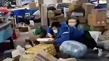 快递员顶着生病干活，看得出人间的不容易