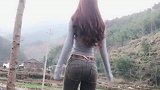 美女小姐姐灰色紧身衣配紧身牛仔裤，要多清纯就有多清纯