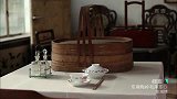 毛主席来到武汉时，对当地同志非常关照，坐在一起看电影！