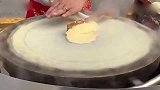 学徒试手摊煎饼，这速度有点快，都快出火星子了