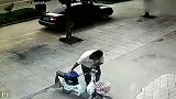 不知道哪个缺德用胶水黏住了油门，监控拍下大叔不幸
