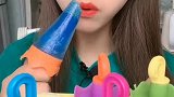 今天又做了小伞冰吃，先吃了一个蓝莓口味的冰！
