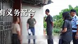 继父阻挠亲生父亲看孩子，法官上门竟遭继父牵狗对抗，结局太解气