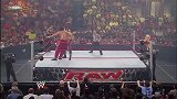 WWE雷尔踩在巨人卡里的肩膀上，玩起空中导弹，对手这下可惨了