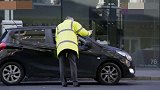 国外街头恶搞：平坦马路突现超高路障，把来往的豪车吓到了