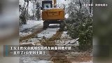 积雪封路父亲开挖掘机为女儿开道，女儿：想起了小时候
