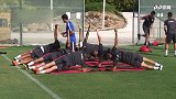 塞维利亚众将备战新赛季 健身球成训练主角