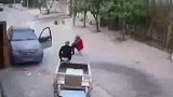 恶人自有恶人磨去，俩老人就坐在路中间不起来，看三轮车怎么治他