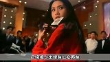 沈月再现母亲邱淑贞当年发型，穿吊带裙游客照像大片，惊艳不输妈