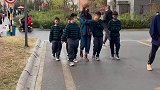 妈妈领五个孩子小区并排走超拉风