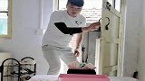 偷拿桌上的钱被媳妇发现