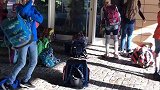 德国小学的清晨，学生提前到校进行户外活动以后，听到铃声拿起来放在地上的书包，进教学楼上学！德国 小学