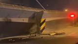 警方通报无锡高架坍塌：桥下3车被压