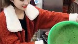 小表妹又偷懒玩手机，被老板娘指指点点的，结局惨了