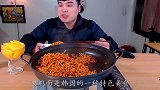 日本小姐姐直播吃火鸡面，被辣的差点哭出来，小编看得胃都疼了！