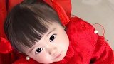 小萝莉好乖呢，妈妈一说不能吃手指就马上拿出来了，古灵精怪