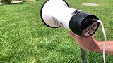 扩音器的威力有多猛？外国小哥用酒杯测试，结果太震撼了！