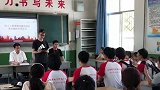 高校男生获八千元奖学金 凑万元资助小学生
