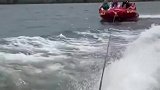 游客玩海上激流皮划艇，下一秒直接飞