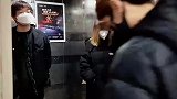 女孩不小心丢失5元钱，随后的举动亮了，这不就是强盗吗