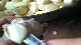 广东大排档的老板娘都是这样剥蒜的吗第一次见，速度太快了！