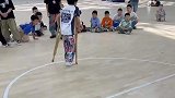 男孩拄拐杖比赛毫不怯场，赢得阵阵掌声