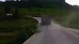 男子骑车跟随渣土车，下一秒险酿惨剧