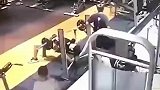 熊孩子淘气不知轻重，不教训一下不长记性