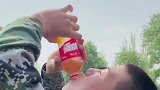 教官对同学上演饮料诱惑，农村小伙一口干掉一瓶，结果悲剧了！
