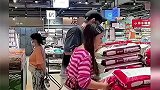真的是一秒入戏啊，让你拧不开瓶盖的女朋友看看