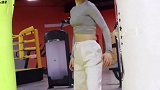 心情不好，又不敢朝别人发火……只能踢空气了！空气不够，气球来凑！女汉子
