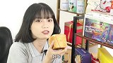 新玩法：把室内测评搬到街头，美女吐槽男友居然不如吐司好吃