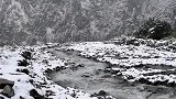 这里是贡嘎雪山重装徒步路线，第4天下起了大雪