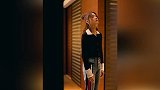 万茜时尚感出众，牛仔裤上添“彩带”造型出彩，竖条纹真显腿长