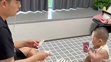 爸爸和孩子一起玩牌，看孩子应该输得次数挺多