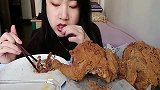 小姐姐胃口真好，独食两整只炸鸡，大口啃的真香，馋人