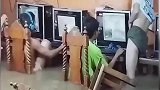 水淹也阻挡不了网吧大神的脚步，不怕触电吗