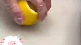 网友拍下水果店切橙子过程，最后的操作让人摸不着头脑