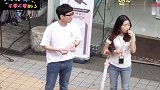 国外爆笑街头恶搞：无人驾驶的汽车行驶，过往路人一脸懵圈