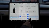 王自如不怕误机？非得到店摸摸特斯拉 Model 3