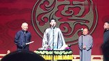 真不愧是师徒，笑场都一起，动作也太同步了吧