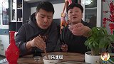 妈妈教儿子敬酒礼仪，不料儿子直接上道，俩人对话真逗