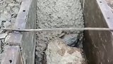混凝土里放这么大石头，是为了省料还是在偷工减料到底为什么
