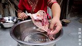 苗大姐剩女炒个辣子鸡，一人喝闷酒真苦逼，吃得汗流浃背